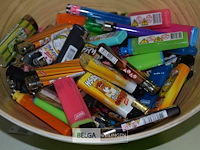 Kom met ± 60 div. aanstekers - afbeelding 2 van  2