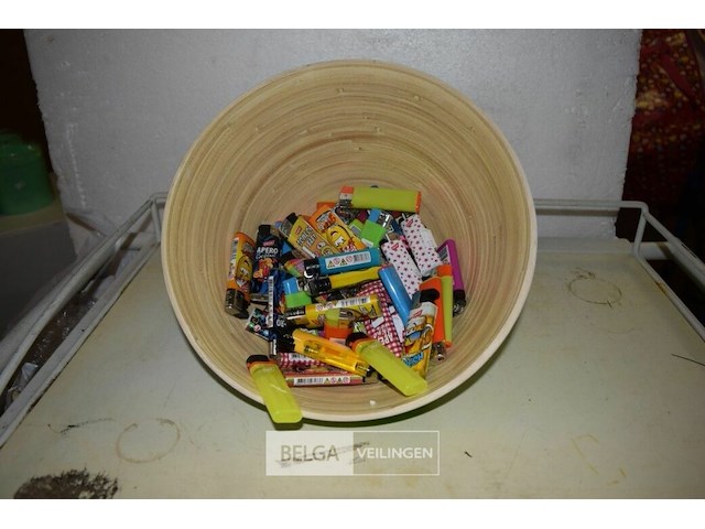 Kom met ± 60 div. aanstekers - afbeelding 1 van  3