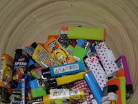 Kom met ± 60 div. aanstekers - afbeelding 2 van  3