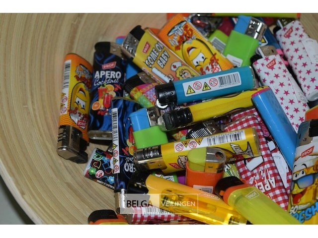 Kom met ± 60 div. aanstekers - afbeelding 3 van  3