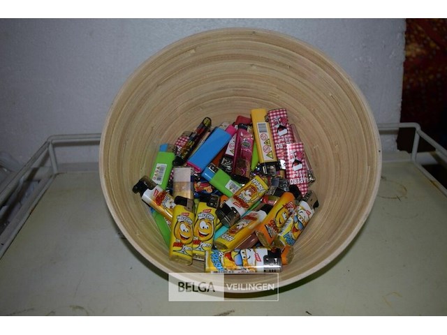 Kom met ± 60 div. aanstekers - afbeelding 1 van  3