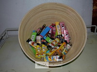 Kom met ± 60 div. aanstekers - afbeelding 1 van  3