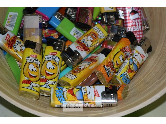 Kom met ± 60 div. aanstekers - afbeelding 3 van  3