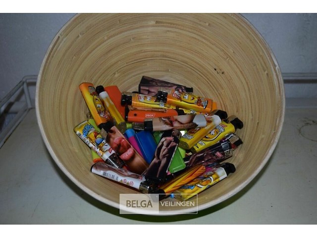 Kom met ± 60 div. aanstekers - afbeelding 1 van  3