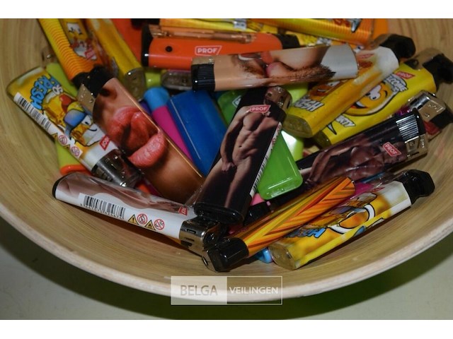 Kom met ± 60 div. aanstekers - afbeelding 2 van  3