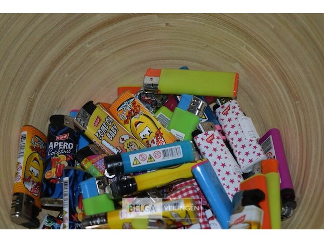 Kom met ± 60 div. aanstekers - afbeelding 2 van  3