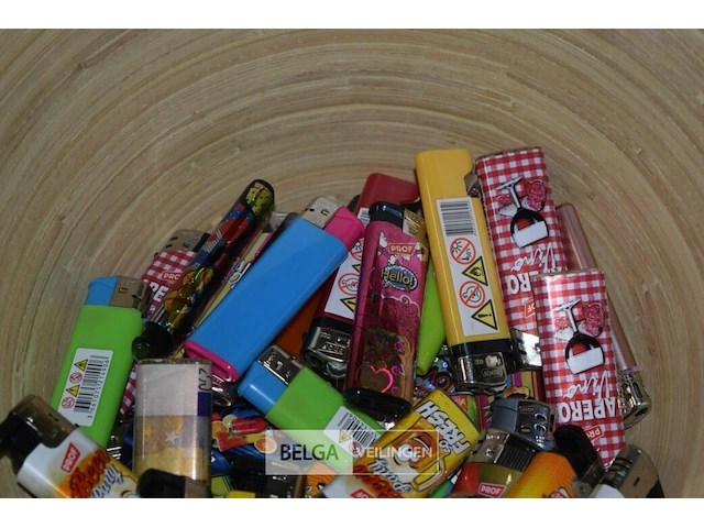 Kom met ± 60 div. aanstekers - afbeelding 2 van  3