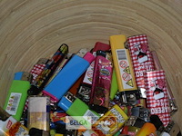 Kom met ± 60 div. aanstekers - afbeelding 2 van  3