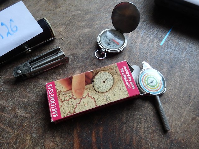 Kompas, kaartlezer en nietjesmachine - afbeelding 1 van  2