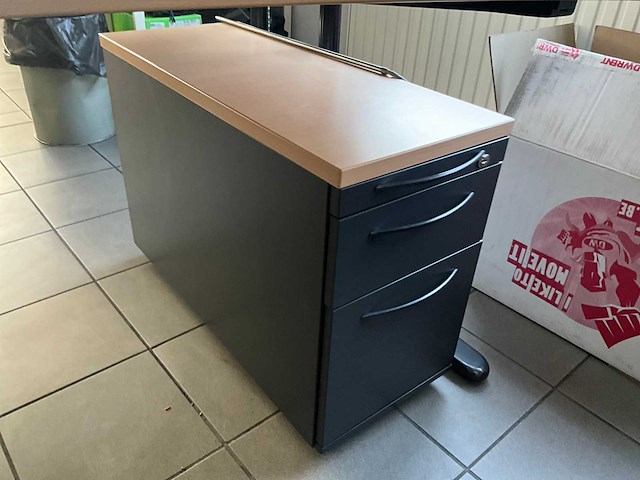 Konig+neurath bureau en toebehoren - afbeelding 2 van  6