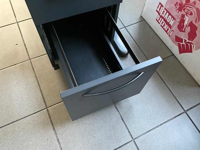 Konig+neurath bureau en toebehoren - afbeelding 2 van  9