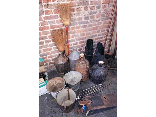 Koolpit, bezems, kruiken, emmers - afbeelding 1 van  1