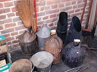 Koolpit, bezems, kruiken, emmers - afbeelding 1 van  1