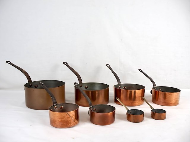 Koperen pannenset (x8) - afbeelding 1 van  6