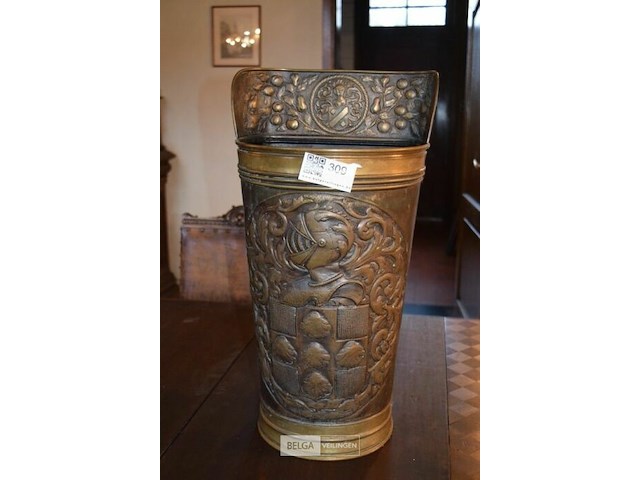 Koperen paraplubak met gehamerd relief - afbeelding 1 van  4