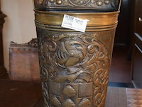 Koperen paraplubak met gehamerd relief