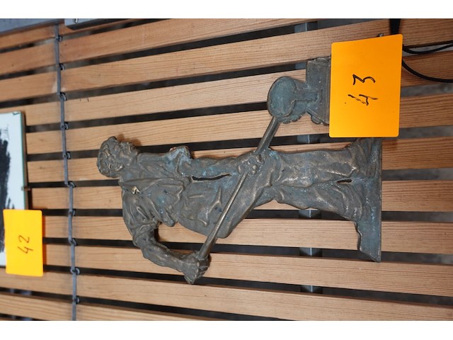 Koperen sculptuur van smid - afbeelding 1 van  2