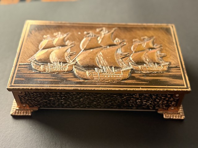 Koperen sierdoos diverse munten - afbeelding 1 van  4