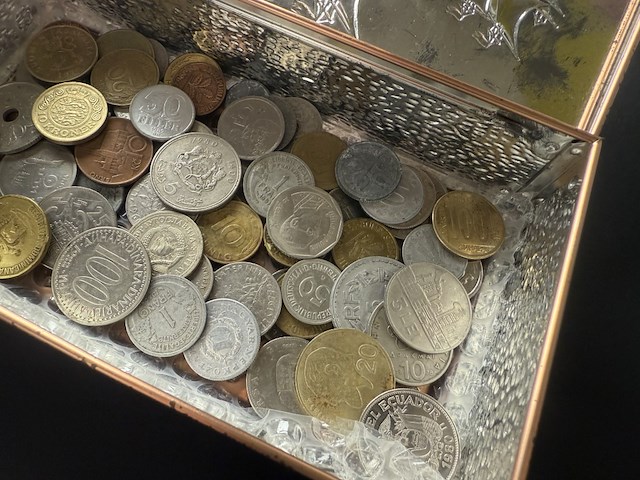 Koperen sierdoos diverse munten - afbeelding 3 van  4