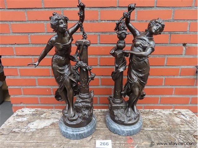 Koppel gespiegelde bronzen beelden - afbeelding 1 van  12