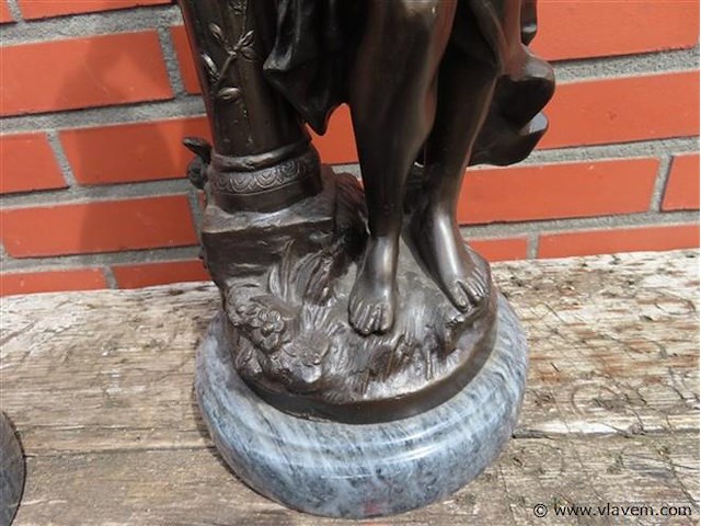 Koppel gespiegelde bronzen beelden - afbeelding 5 van  12
