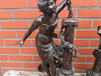 Koppel gespiegelde bronzen beelden - afbeelding 8 van  12
