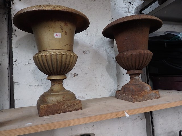 Koppel gietijzeren vazen hoogte 37cm - afbeelding 1 van  1