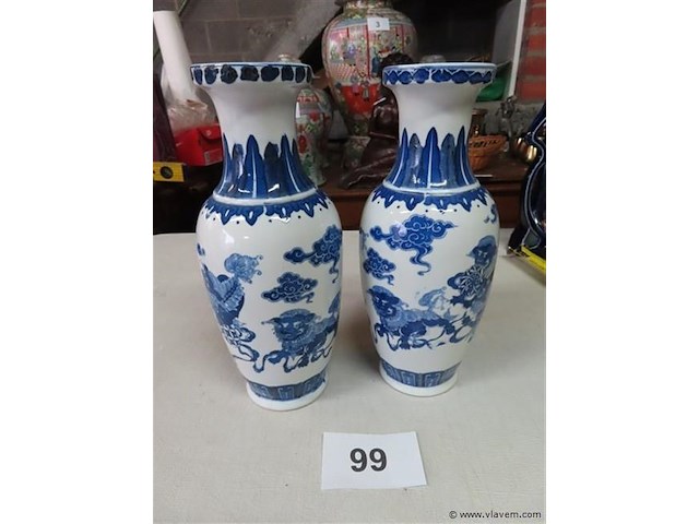 Koppelblauw/wit vazen met draken - afbeelding 1 van  5