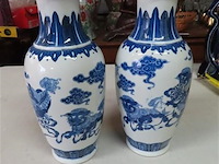 Koppelblauw/wit vazen met draken - afbeelding 1 van  5