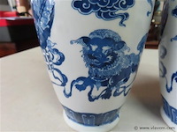 Koppelblauw/wit vazen met draken - afbeelding 2 van  5