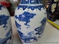 Koppelblauw/wit vazen met draken - afbeelding 3 van  5