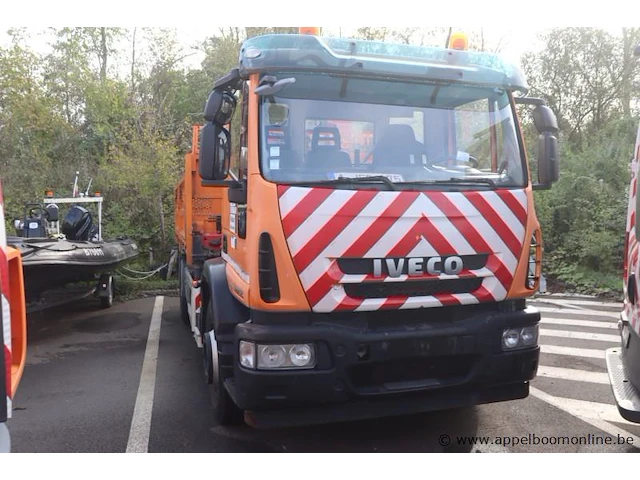 Kraanwagen iveco 190el, datum 1ste inschr 4/12/2014, chassis nr zcfa61vj202629525, diesel, euro vi, ttm 19000kg, vv kraan hmf rcl 5300 en graafbak, km-stand laatste keuring 95562, schade rondom - afbeelding 1 van  25