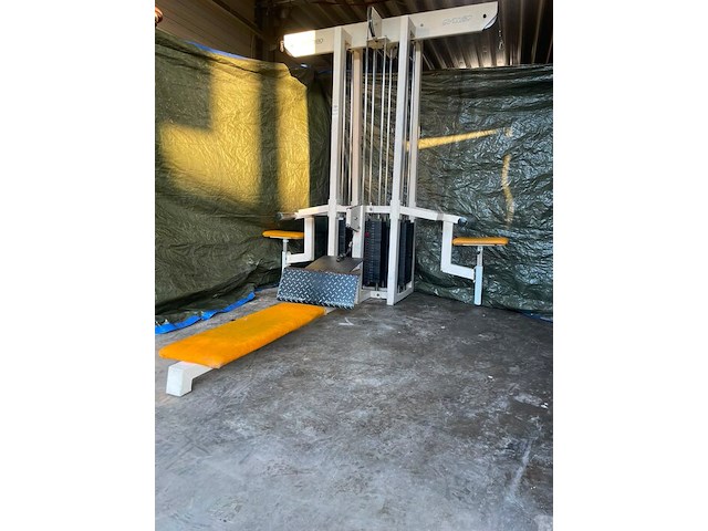 Krachtstation geschikt voor armen, buik, borst en benen te trainen - afbeelding 2 van  4