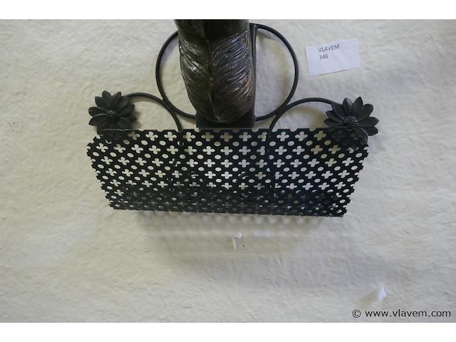 Krantenhouder in metaal - afbeelding 2 van  3