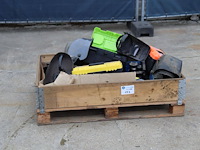Krat met lashelmen, gereedschapskoffers, accu's en laders - afbeelding 1 van  1