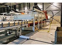 Kraussmaffei pu-injectiepersen 12,5 × 3,3 m – 260 ton voor complete sandwich- en hsb wandpanelen - afbeelding 2 van  7