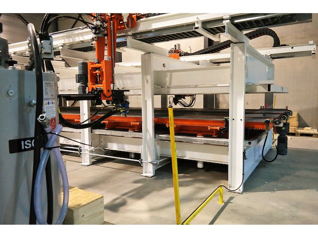 Kraussmaffei pu-injectiepersen 12,5 × 3,3 m – 260 ton voor complete sandwich- en hsb wandpanelen - afbeelding 3 van  7