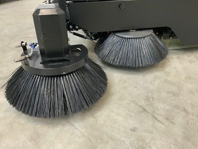 Kremer - 2025 - krs100 - straatveegmachine - afbeelding 8 van  24