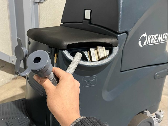 Kremer kr-fr90 zelfrijdende vloerschrobmachine - afbeelding 2 van  4