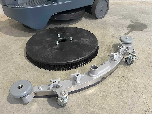 Kremer kr-fr90 zelfrijdende vloerschrobmachine - afbeelding 15 van  33