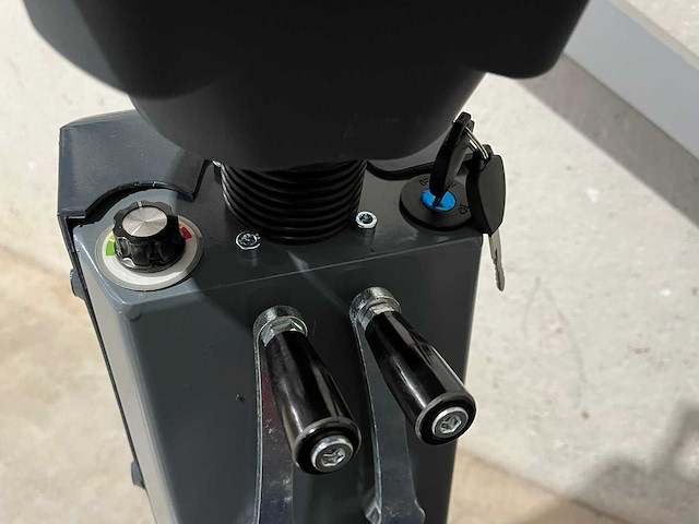 Kremer kr-fr90 zelfrijdende vloerschrobmachine - afbeelding 11 van  29