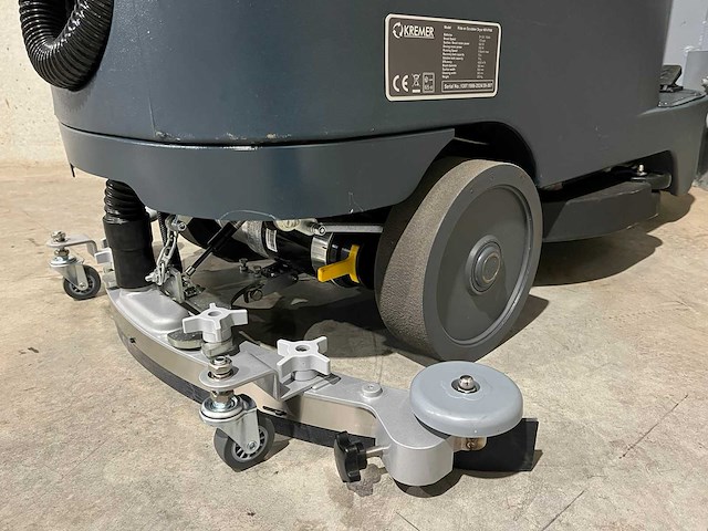 Kremer kr-fr90 zelfrijdende vloerschrobmachine - afbeelding 19 van  29