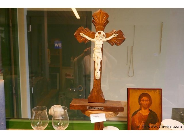 Kruisbeeld in hout - afbeelding 1 van  1