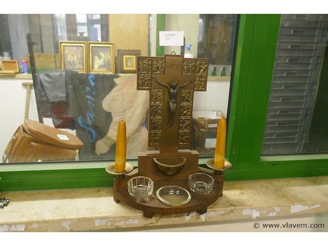 Kruisbeeld met kaarsen en wijwatervaatje - afbeelding 1 van  1