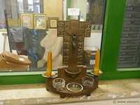 Kruisbeeld met kaarsen en wijwatervaatje - afbeelding 1 van  1