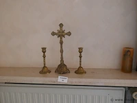 Kruisbeeld met kandelaars in koper