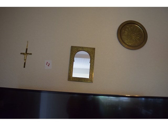 Kruisje, schotel en spiegel (wanddecoratie) - afbeelding 1 van  4