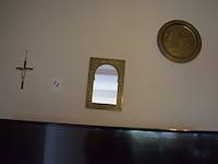 Kruisje, schotel en spiegel (wanddecoratie)