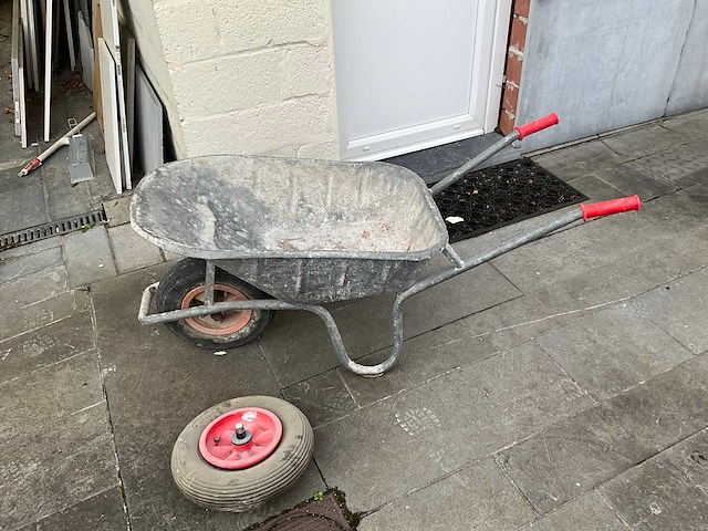 Kruiwagen (2x)+ tuingereedschap - afbeelding 1 van  7
