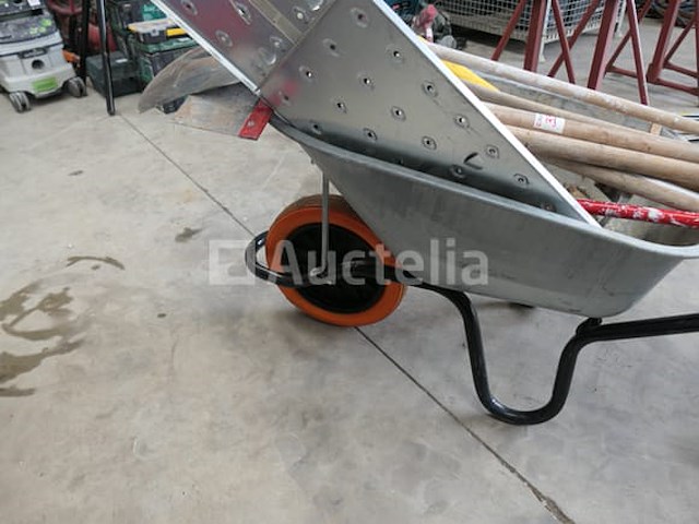 Kruiwagen en de inhoud van het gereedschap - afbeelding 2 van  7